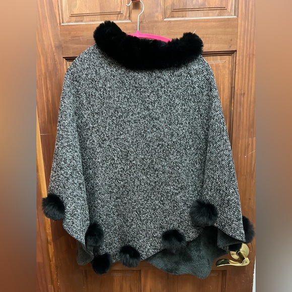 Laura one size fits all poncho, very cozy, barely worn - Picture 3 of 4